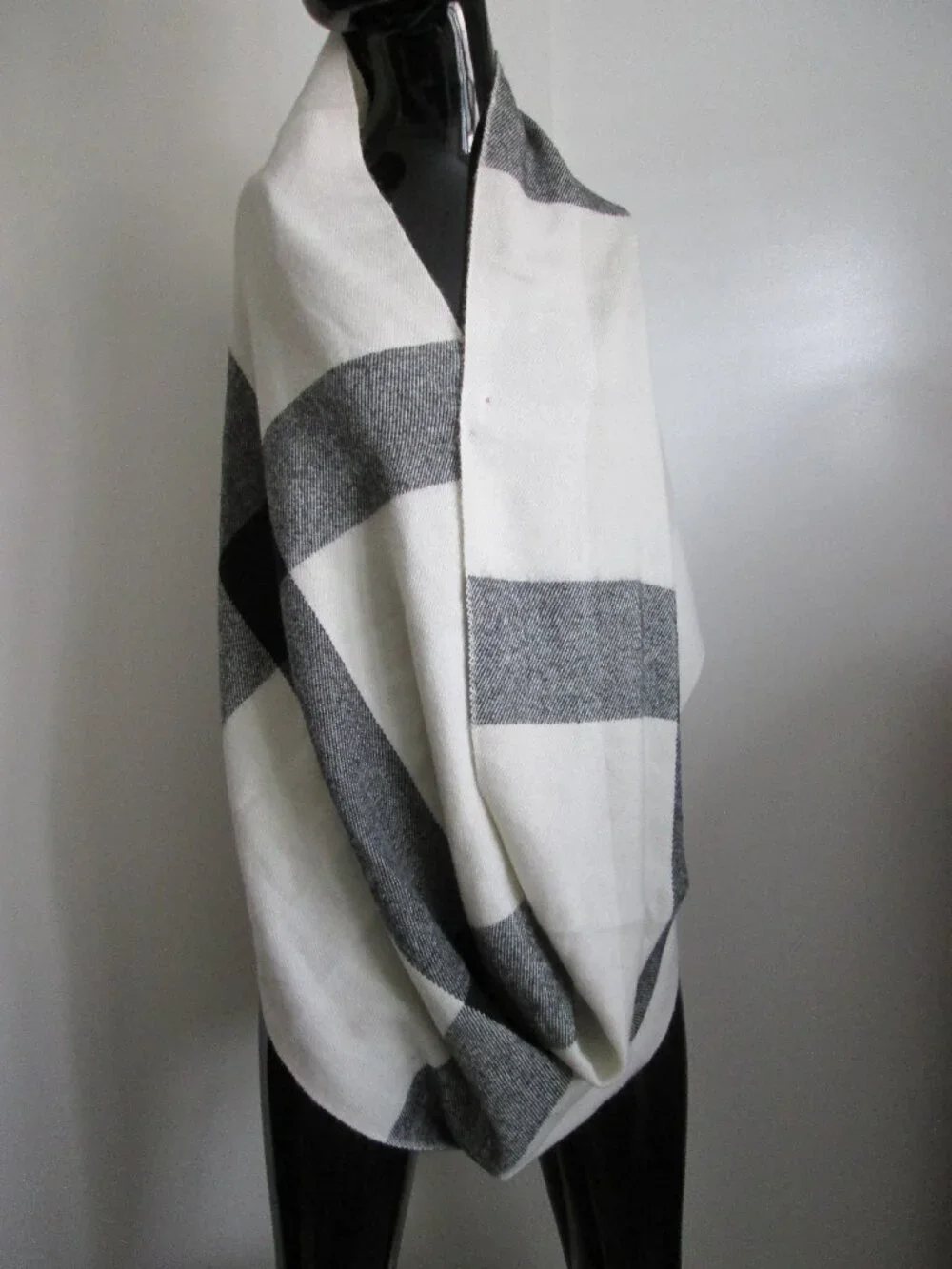 Betsey Johnson soft acrylic black white herringbone infinity scarf